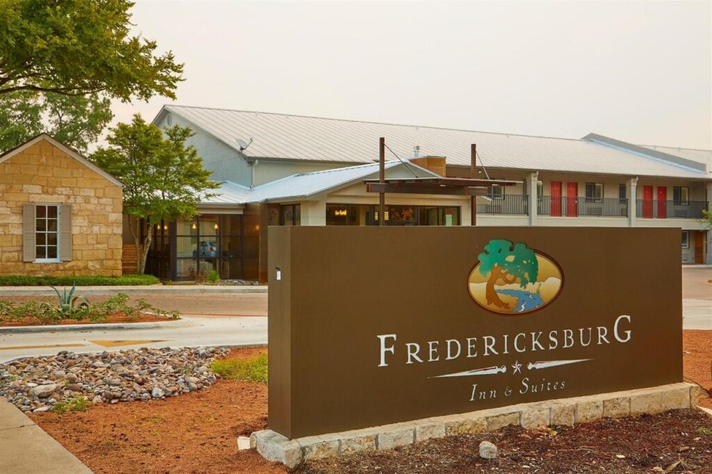 fredericksburg inn & suites sign fredericksburg inn & suites sign